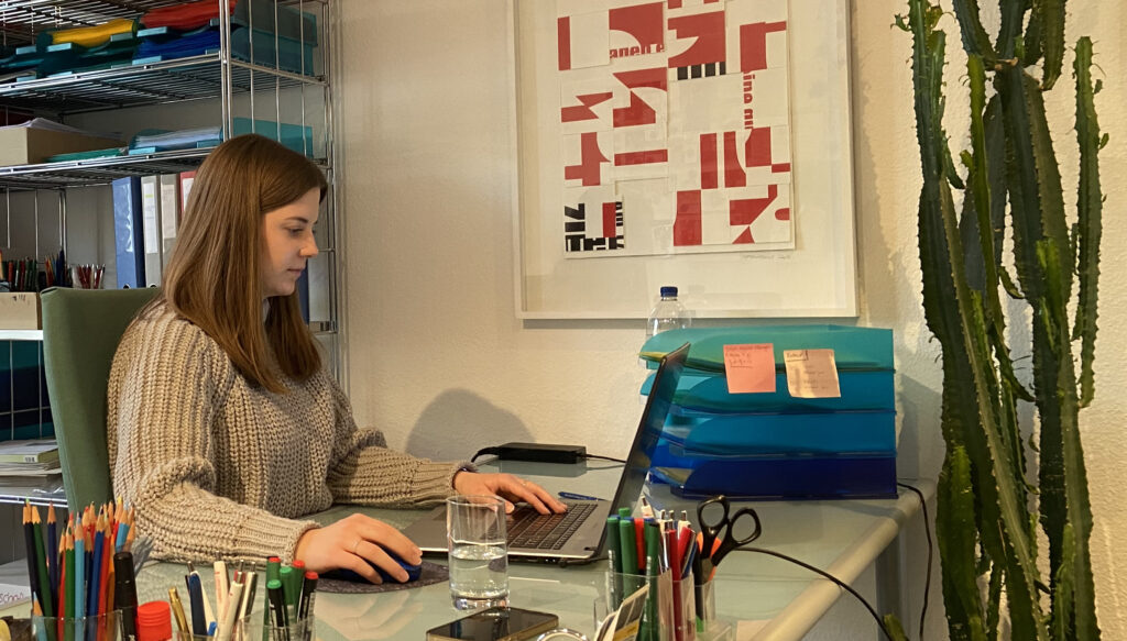 Alina im Büro