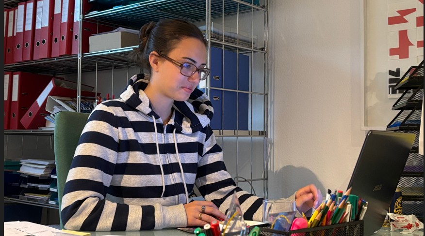 Dieses Bild hat ein leeres Alt-Attribut. Der Dateiname ist charlotte-arbeiten-3.jpg